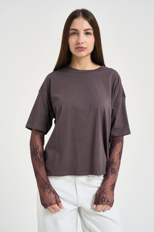 T-shirt donna marrone con maniche in pizzo - 1