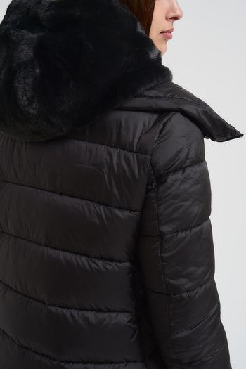 Piumino donna lungo svasato con pettorina e cappuccio in eco pelliccia nero - 4