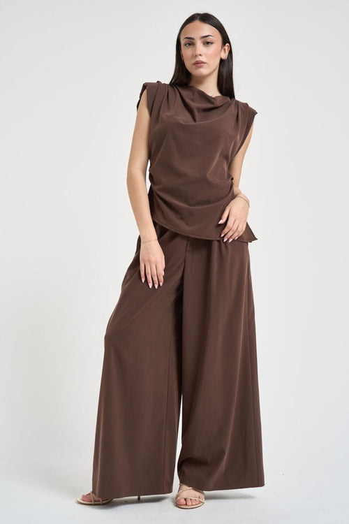 Abito con blusa e pantalone marrone