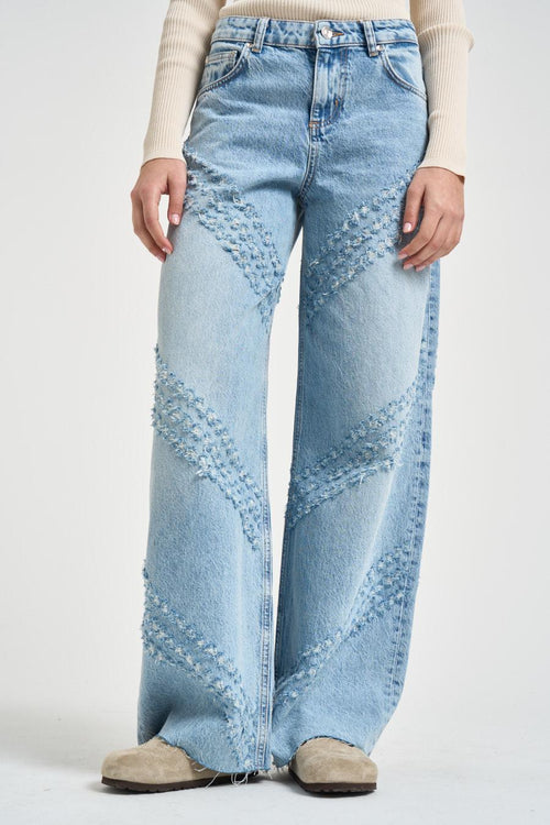 Jeans donna punzonato in denim chiaro