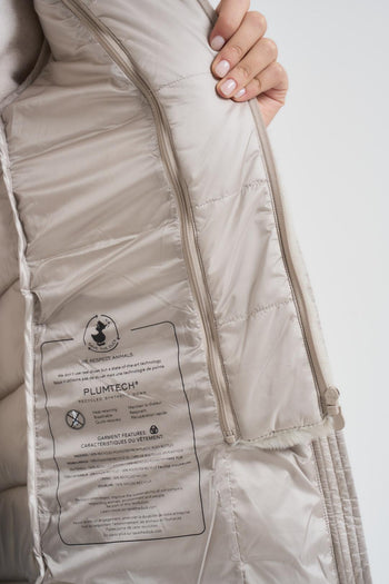 Piumino donna lungo svasato con pettorina e cappuccio in eco pelliccia beige - 7