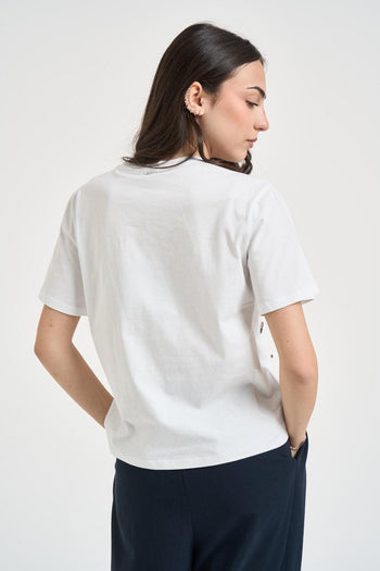 T-shirt donna girocollo bianca con gioielli - 3