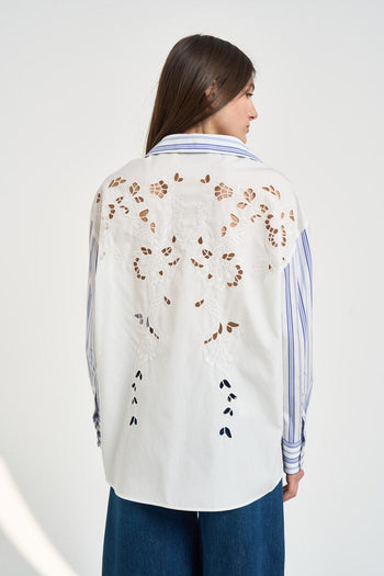 Camicia donna con inserto ricamato azzurra e bianca - 5