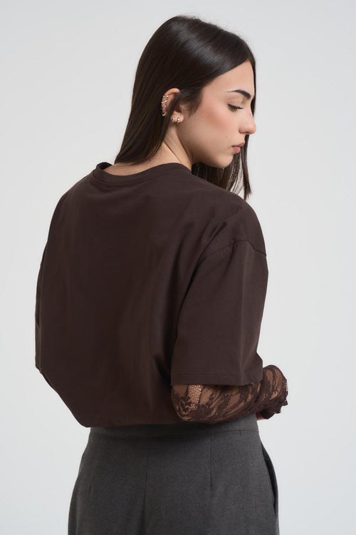 T-shirt donna con maniche in pizzo marrone - 2