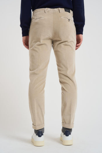 Pantalone uomo con pence in velluto sabbia - 3