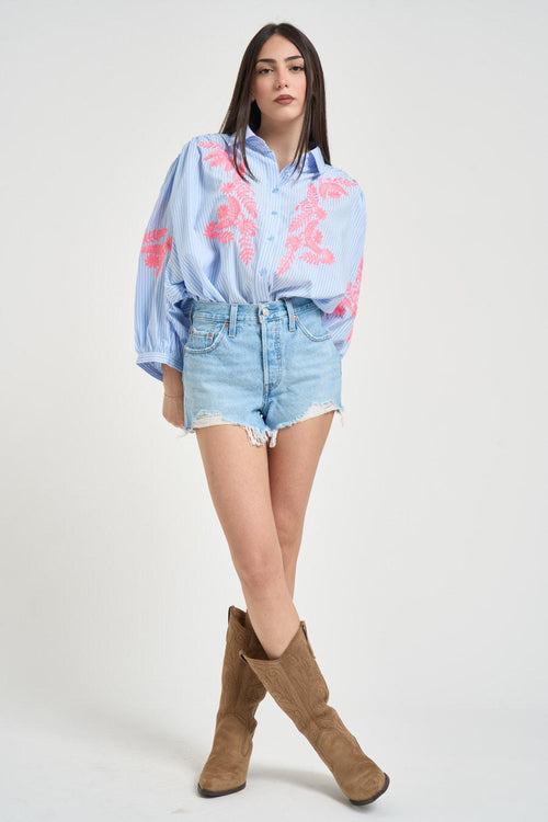 Camicia donna azzurra con ricami rosa