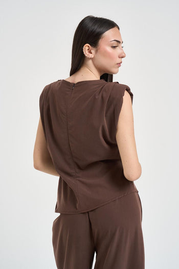 Abito con blusa e pantalone marrone - 7
