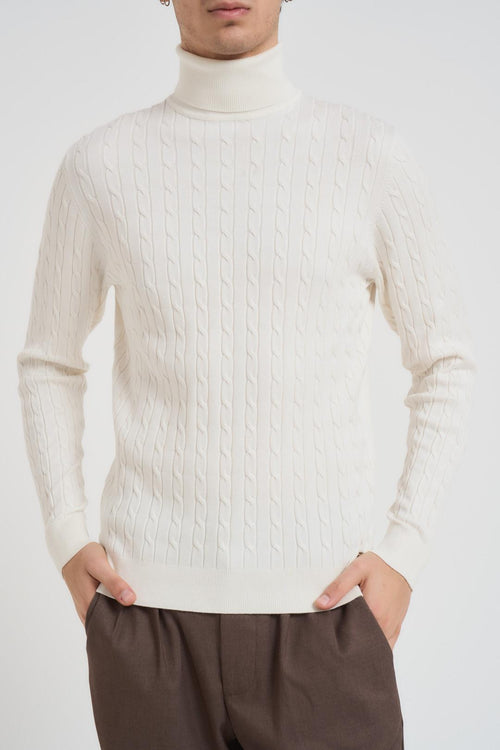 Maglia uomo collo alto a trecce latte