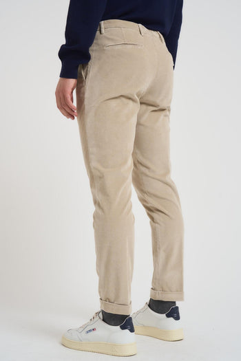 Pantalone uomo con pence in velluto sabbia - 4