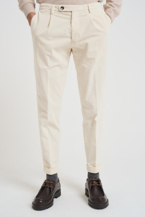 Pantalone uomo con pence in velluto panna