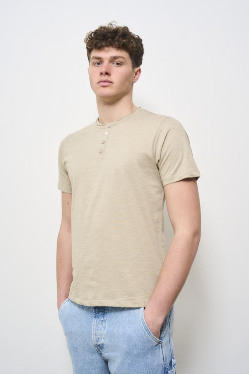 T-shirt uomo biege con bottoni - 2