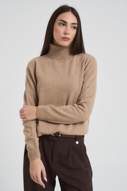 Maglia donna a collo alto cammello