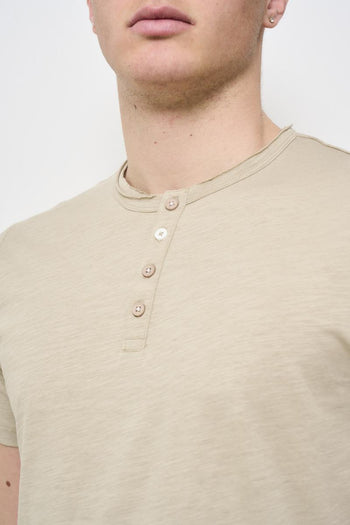 T-shirt uomo biege con bottoni - 3