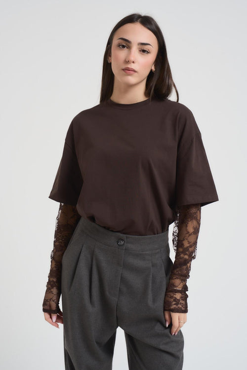 T-shirt donna con maniche in pizzo marrone