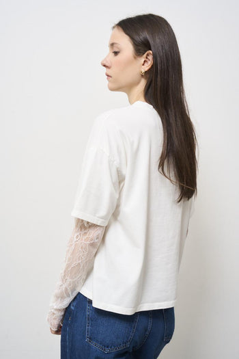 T-shirt donna bianca con maniche in pizzo - 4