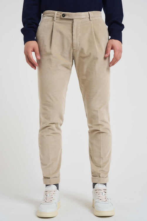 Pantalone uomo con pence in velluto sabbia